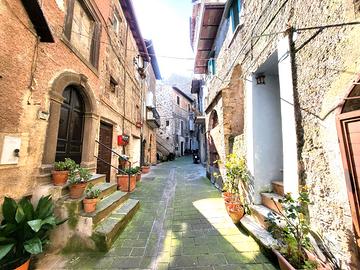 Appartamento piano terra + magazzino + locale