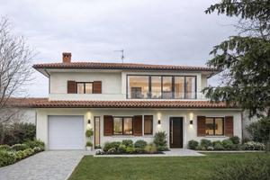 Casa indipendente di 350 m² con 4 locali e box aut