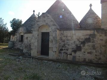 Complesso di 3 trulli con lamia