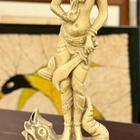 Statuina donna con drago arte asiatica