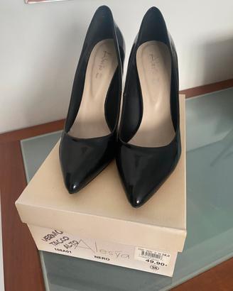 Scarpe in vernice nera