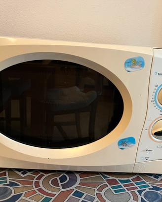 Microonde combinato con piatto girevole