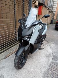 X-Max 300 Tech Max anno 2025 5900km