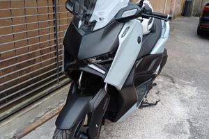 X-Max 300 Tech Max anno 2025 5900km