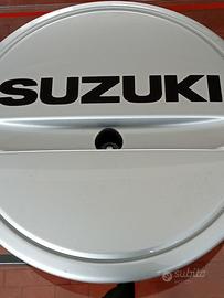 COPRIRUOTA POSTERIORE SUZUKI IN ABS  +  OMAGGIO
