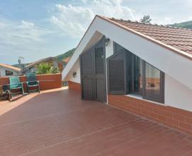 Panoramico attico mansardato arredato con terrazzo