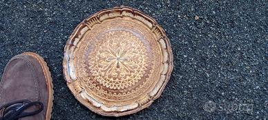 Piatto vecchio in legno decorato