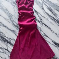 Abito con strascico in seta shantung