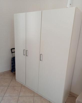 ARMADIO IKEA TRE ANTE E COMODINO