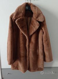 Cappotto midi in ecopelliccia color caramello