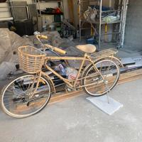 Bicicletta ricoperta in bambù