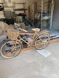 Bicicletta ricoperta in bambù