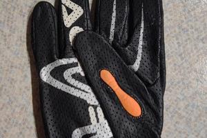 guanti in pelle marca acerbis.