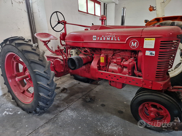 Trattore agricolo d'epoca Farmall petrolio