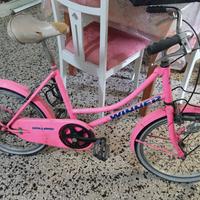 bicicletta di colore rosa 