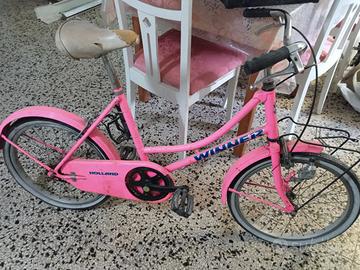 bicicletta di colore rosa 