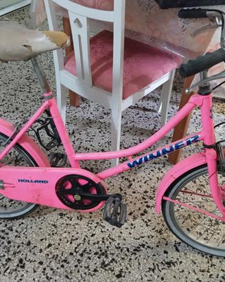 bicicletta di colore rosa 