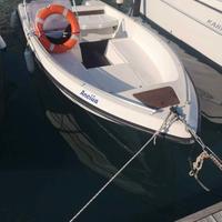 Barca a motore