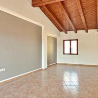 Casa su due livelli con cortile e box auto