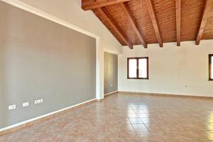 Casa su due livelli con cortile e box auto