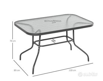 Tavolo con sedie da giardino
