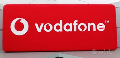 Insegna bifacciale luminosa del marchio Vodafone