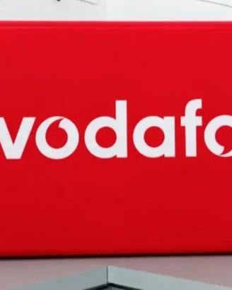 Insegna bifacciale luminosa del marchio Vodafone
