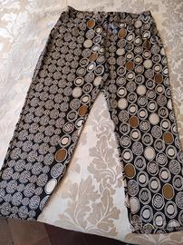 Pantaloni in raso, fondo nero. taglia 48. Oltre