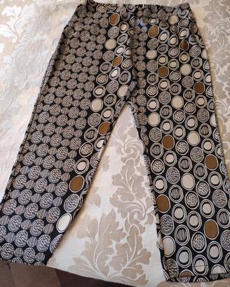 Pantaloni in raso, fondo nero. taglia 48. Oltre