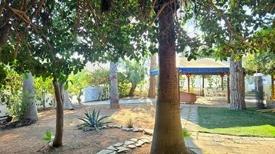 Ampia villetta immersa nel verde a Mancaversa