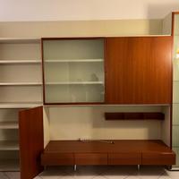 Parete attrezzata con vetrine e zona TV