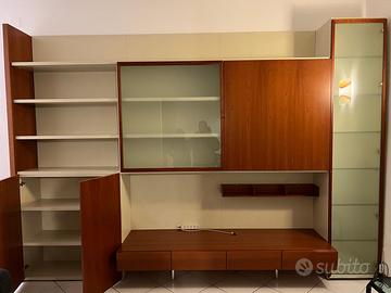 Parete attrezzata con vetrine e zona TV