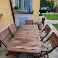 tavolo e sedie in legno da giardino