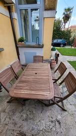 tavolo e sedie in legno da giardino