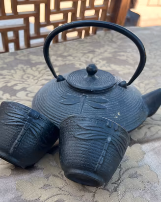 Teiera Giapponese in ghisa con due bicchierini