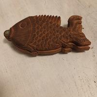 Pesce in legno con all'interno piccolo presepe 
