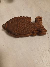 Pesce in legno con all'interno piccolo presepe 