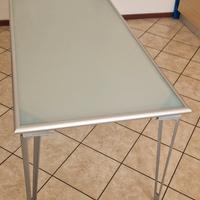 Tavolo con ripiano in vetro