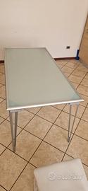 Tavolo con ripiano in vetro