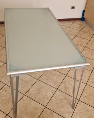 Tavolo con ripiano in vetro