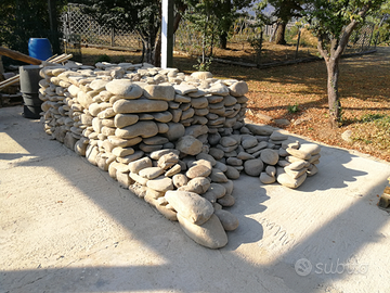 Sassi e pietre di varie forme e dimensioni