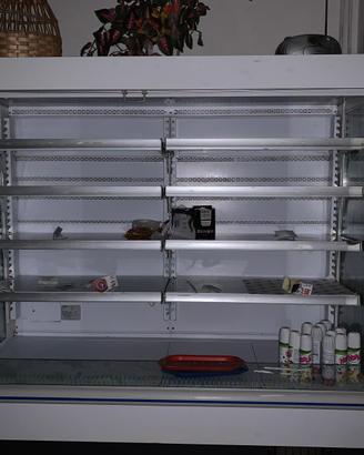 Frigorifero a parete con tenda magnetica