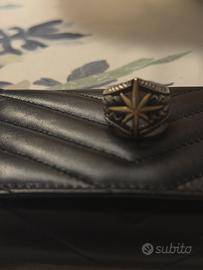 Anello con stella a rilievo