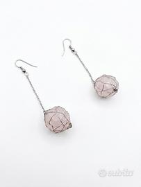 Orecchini con montatura in metallo e pietra rosa