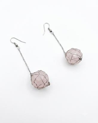 Orecchini con montatura in metallo e pietra rosa