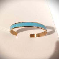 Bracciale rigido colorato.