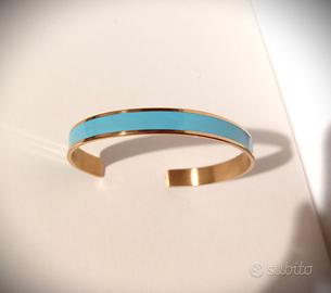 Bracciale rigido colorato.