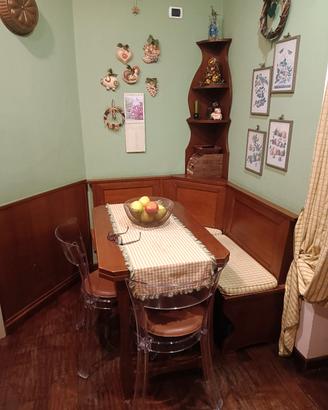 Tavolo in legno massello, panca e angolo arredo 