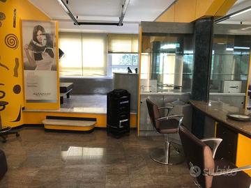 Ala- negozio con vetrina