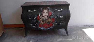Comò oggetto di restyling